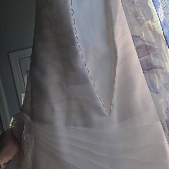 Wedding dress - Picture 3 of 6